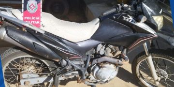 POLÍCIA MILITAR APREENDE MOTO COM RESTRIÇÃO DE ROUBO/FURTO NA CIDADE TEIXEIRA