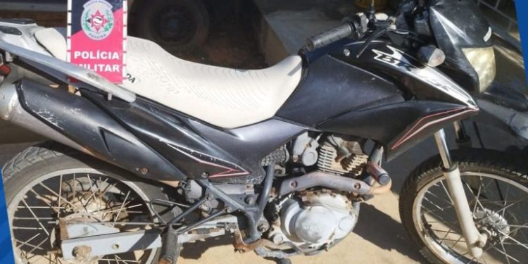 POLÍCIA MILITAR APREENDE MOTO COM RESTRIÇÃO DE ROUBO/FURTO NA CIDADE TEIXEIRA