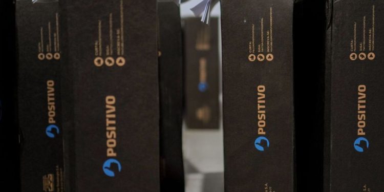 Secretaria de Educação de Campina Grande realiza a entrega de 70 notebooks aos novos profissionais da Rede Municipal