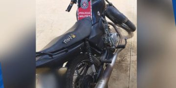 POLÍCIA MILITAR APREENDE MOTOCICLETA COM SINAIS IDENTIFICADORES ADULTERADOS NA CIDADE DE TEIXEIRA
