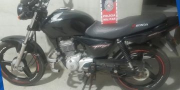 POLÍCIA MILITAR APREENDE MOTOCICLETA COM SINAIS IDENTIFICADORES ADULTERADOS NA CIDADE DE TEIXEIRA