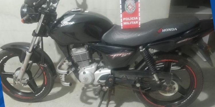 POLÍCIA MILITAR APREENDE MOTOCICLETA COM SINAIS IDENTIFICADORES ADULTERADOS NA CIDADE DE TEIXEIRA