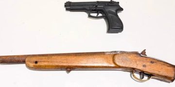 Polícia prende dupla por porte ilegal de arma na cidade de Esperança