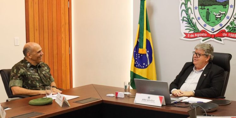 João Azevêdo recebe visita de cortesia de Comandante Militar do Exército no Nordeste e destaca potencialidades do estado