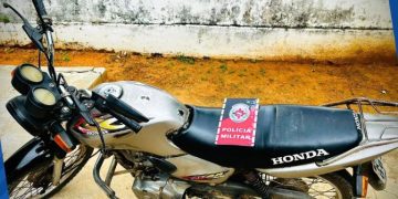 POLÍCIA MILITAR APREENDE MOTOCICLETA COM SINAIS IDENTIFICADORES ADULTERADOS NA CIDADE DE TEIXEIRA