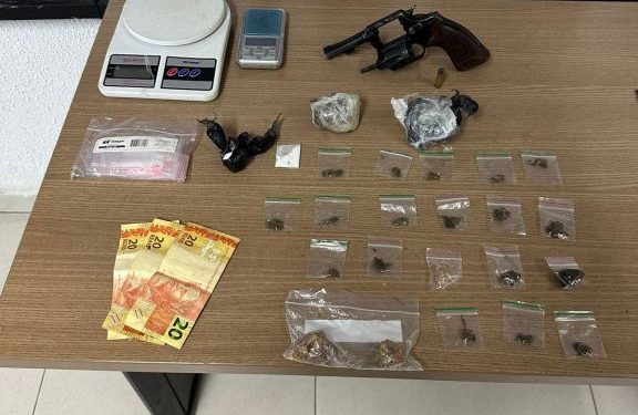 Polícia Militar prende homem por tráfico de drogas e apreende arma de fogo em João Pessoa Polícia Militar prende homem por tráfico de drogas e apreende arma de fogo em João Pessoa