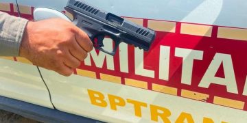 Polícia Militar prende três suspeitos por porte ilegal de arma de fogo e soma 55 armas apreendidas em fiscalizações de trânsito em 2024