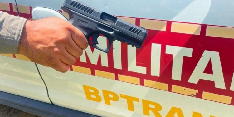 Polícia Militar prende três suspeitos por porte ilegal de arma de fogo e soma 55 armas apreendidas em fiscalizações de trânsito em 2024