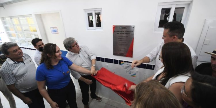João Azevêdo entrega escolas e anuncia novos investimentos em educação em Cachoeira dos Índios e Bom Jesus