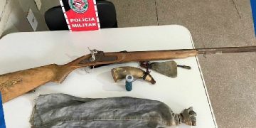 POLÍCIA MILITAR APREENDE ARMA DE FOGO NA CIDADE DE TEIXEIRA.