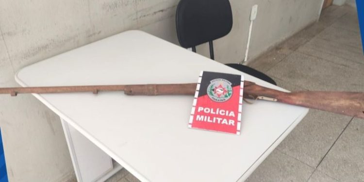 POLÍCIA MILITAR APREENDE ARMA DE FOGO NA CIDADE DE TEIXEIRA