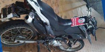 POLÍCIA MILITAR APREENDE VEÍCULO COM RESTRIÇÃO DE ROUBO/FURTO NA CIDADE DE TEIXEIRA.
