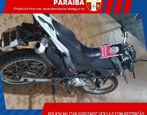 POLÍCIA MILITAR APREENDE VEÍCULO COM RESTRIÇÃO DE ROUBO/FURTO NA CIDADE DE TEIXEIRA.