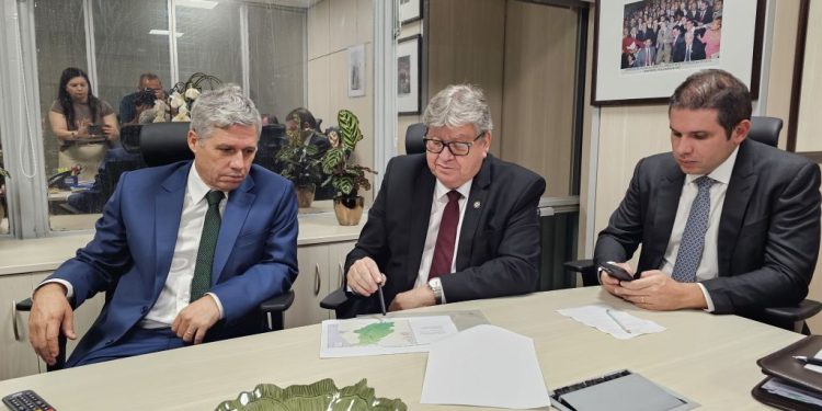 João Azevêdo trata de pautas econômicas e projetos voltados para a agricultura com ministros em Brasília