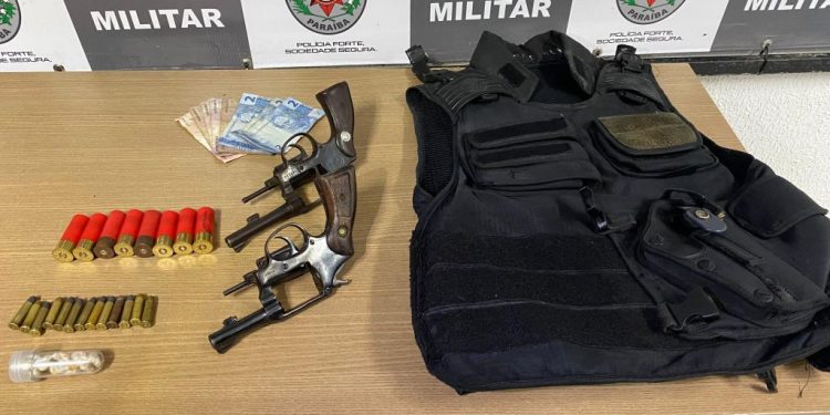 Polícia Militar prende três suspeitos por porte ilegal de arma de fogo e tráfico de entorpecentes em Cabedelo Polícia Militar prende três suspeitos por porte ilegal de arma de fogo e tráfico de entorpecentes em Cabedelo