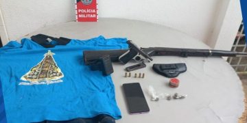 POLÍCIA MILITAR CUMPRE MANDADO DE PRISÃO E APREENDE DUAS ARMAS DE FOGO NA ZONA RURAL DE CACIMBAS.