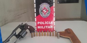 POLÍCIA MILITAR APREENDE ARMA DE FOGO NA CIDADE DE TEIXEIRA.