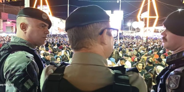 POLÍCIA MILITAR GARANTE A TRANQUILIDADE NA PRIMEIRA NOITE DO ARRAIÁ BALANÇANDO A REDE EM SÃO BENTO POLÍCIA MILITAR GARANTE A TRANQUILIDADE NA PRIMEIRA NOITE DO ARRAIÁ BALANÇANDO A REDE EM SÃO BENTO