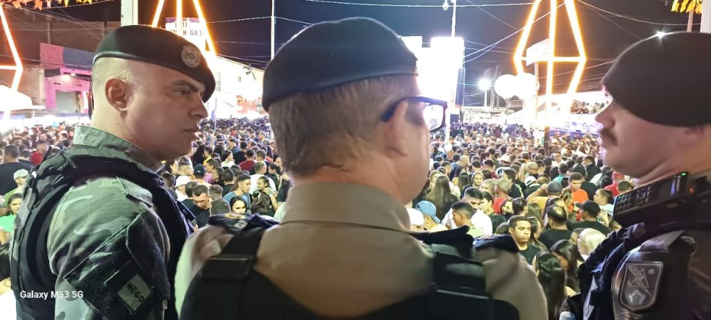 POLÍCIA MILITAR GARANTE A TRANQUILIDADE NA PRIMEIRA NOITE  DO ARRAIÁ BALANÇANDO A REDE EM SÃO BENTO