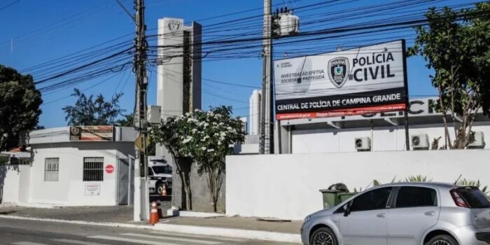 Polícia Militar prende uma mãe com filha de 14 anos em quarto de motel com três homens Polícia Militar prende uma mãe com filha de 14 anos em quarto de motel com três homens