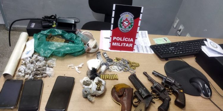 Polícia apreende quatro adolescentes com armas e drogas em Campina Grande
