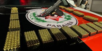 Polícia Militar apreende com homem motocicleta roubada, arma de fogo e 900 munições