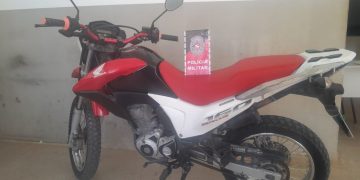 POLICIA MILITAR RECUPERA MOTOCICLETA COM SINAIS IDENTIFICADORES ADULTERADOS, EM DESTERRO