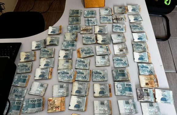 CERCO TOTAL: Operação policial apreende cerca de R$ 70 mil com suspeitos de tráfico em Alhandra CERCO TOTAL: Operação policial apreende cerca de R$ 70 mil com suspeitos de tráfico em Alhandra