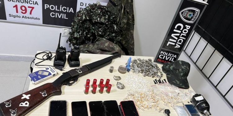 BAYEUX: Polícia Civil apreende drogas e espingarda calibre 12 em casa utilizada por criminosos