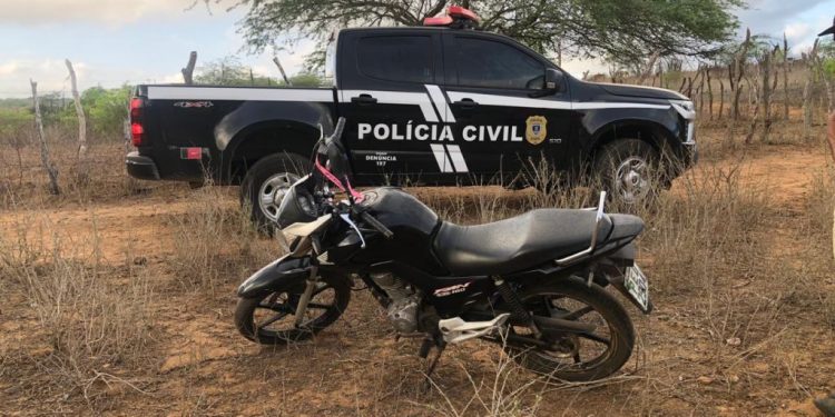 Polícia Civil prende assaltante, recupera duas motos roubadas e entrega veículos às vítimas