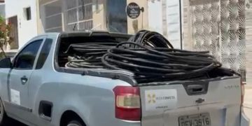 POMBAL: Polícia Civil prende três homens que se passavam por funcionários de empresa de telefonia; fios de ferramentas apreendidos