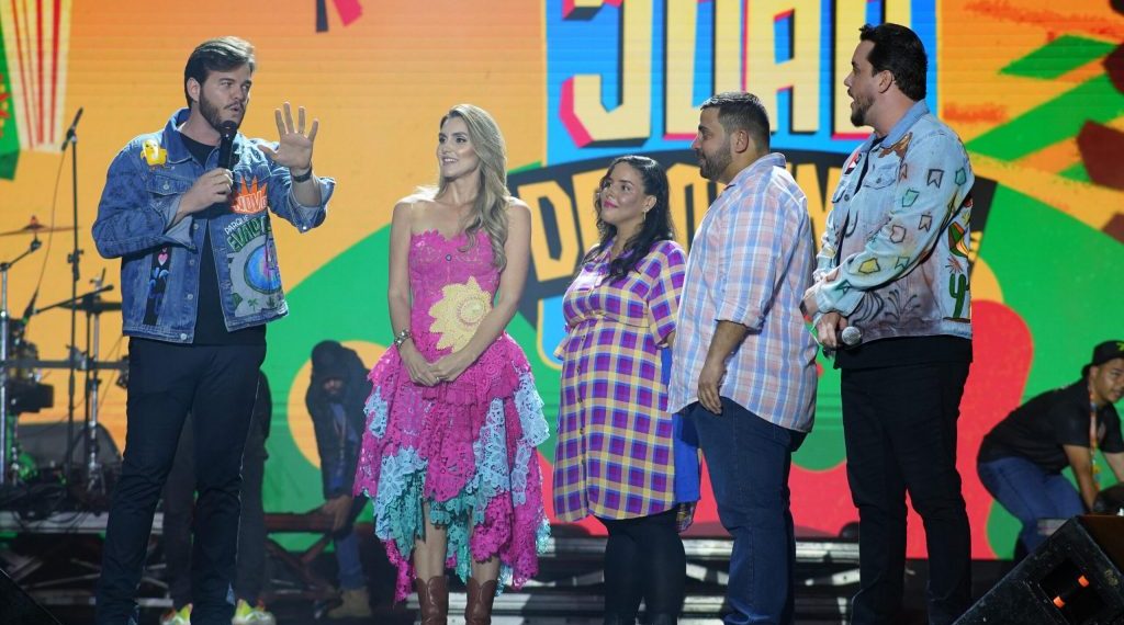 O Maior São João do Mundo: Chá revelação no palco principal emociona o público na véspera de São João em Campina Grande