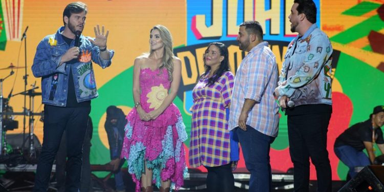 O Maior São João do Mundo: Chá revelação no palco principal emociona o público na véspera de São João em Campina Grande