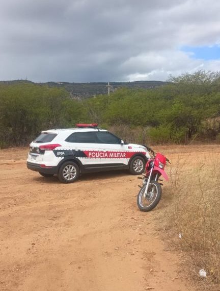 POLÍCIA MILITAR RECUPERA MOTOCICLETA COM RESTRIÇÃO DE ROUBO NA ZONA RURAL DE VISTA SERRANA