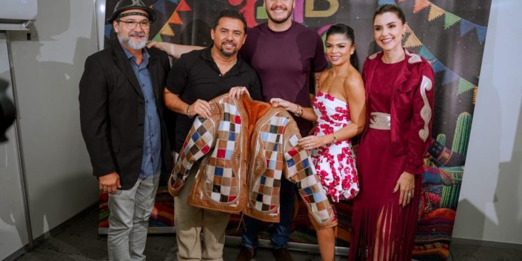 Xand Avião veste gibão de couro feito por artesão de Campina Grande, destacando a cultura nordestina viva n’O Maior São João do Mundo