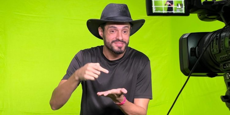 Inclusão histórica no São João de Campina Grande: surdo interpreta show no palco principal