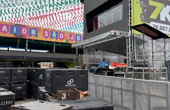 Primeira etapa da desmontagem da cenografia d’O Maior São João do Mundo segue até quarta-feira