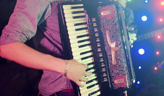 Delegação de artistas nordestinos desembarca na França para celebrar a cultura brasileira com Forró de Raiz