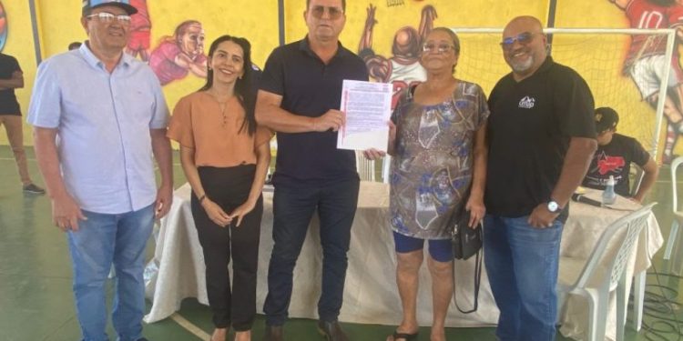 Prefeitura e Estado entregam 21 escrituras de imóveis a moradores do Conjunto Habitacional