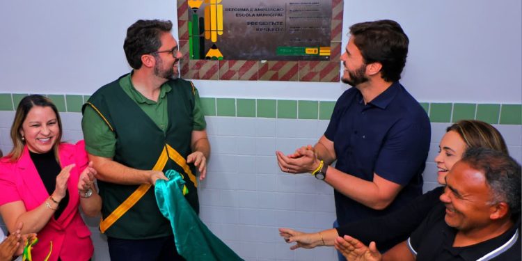 Bruno abre mês de aniversário de Campina com entrega simbólica da nova Escola Presidente Kennedy